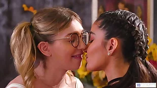 y. Lesbian Previously to Friends Confess Feelings - Emily Willis, Mackenzie Moss